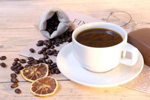 Kaffeetasse auf Tisch und Platz für Text, Americano-Kaffee am Morgen foto