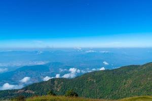 schöne bergschicht mit wolken und blauem himmel am naturpfad kew mae pan in chiang mai, thailand