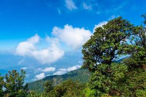 schöne bergschicht mit wolken und blauem himmel am naturpfad kew mae pan in chiang mai, thailand