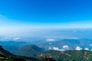 schöne bergschicht mit wolken und blauem himmel am naturpfad kew mae pan in chiang mai, thailand foto