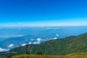 schöne bergschicht mit wolken und blauem himmel am naturpfad kew mae pan in chiang mai, thailand foto