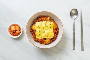 gebratener Kimchi-Reis mit Schweinefleisch und belegtem Käse - asiatisch und Fusion-Food-Stil foto