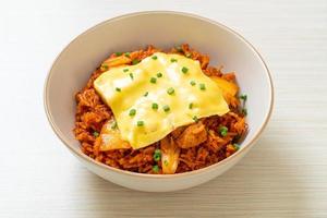 gebratener Kimchi-Reis mit Schweinefleisch und belegtem Käse - asiatisch und Fusion-Food-Stil