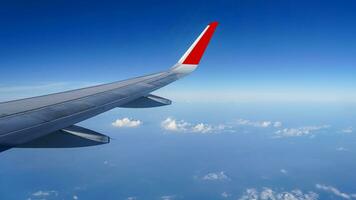 Flugzeug Flügel auf ein Hintergrund von Blau Himmel Flug Zeit foto