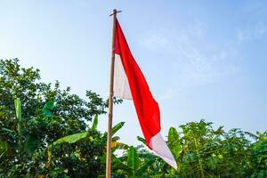 rot Weiß Flagge von Indonesien Unabhängigkeit Tag, auf Blau Himmel Hintergrund foto