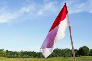 rot Weiß Flagge von Indonesien Unabhängigkeit Tag, auf Blau Himmel Hintergrund foto