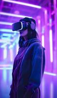 ein jung asiatisch Frau ist mit ein virtuell Wirklichkeit Headset. Neon- Licht Studio Porträt. Konzept von virtuell Wirklichkeit, Simulation, Spiele, und Zukunft Technologie. ai generativ foto