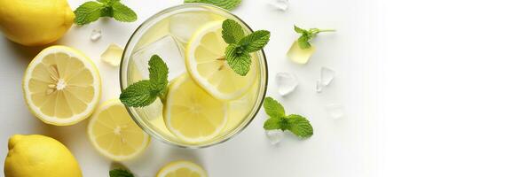 Limonade im ein Glas mit frisch Zitronen und Minze. kalt Sommer- trinken mit Kopieren Raum. generativ ai foto