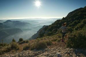 Frau läuft durch das Berge von montserrat im Katalonien, Spanien. foto