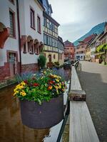 schön alt Stadt, Dorf im Deutschland mit ein klein Bach foto