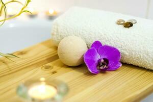 Spa-Schönheit Salon, Wellness Center. Spa Behandlung Aromatherapie zum ein Frau Körper im das Badezimmer mit Kerzen, Öle und Salz. foto