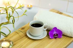 Spa-Schönheit Salon, Wellness Center. Aromatherapie Spa Behandlung zum das weiblich Körper im das Badezimmer mit ein Tasse von Kaffee, Kerzen, Öle und Salz. foto