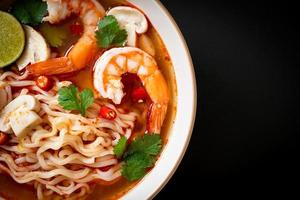 Instant-Nudeln Ramen in scharfer Suppe mit Garnelen oder Tom Yum Kung - asiatische Küche food foto