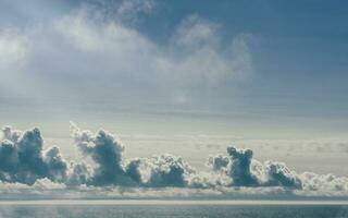 Hintergrund von geschwollen Wolken und Blau Himmel foto