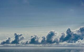 Hintergrund von geschwollen Wolken und Blau Himmel foto