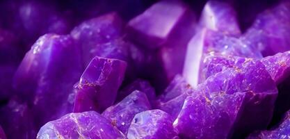 Nahansicht Schuss von ein lila Amethyst Textur lila Mineral Amethyst Sugilith Charoit Lepidolith Fluorit Purpurit Pfau Erz Phosphosiderit Siberit Rhodolith Granat foto