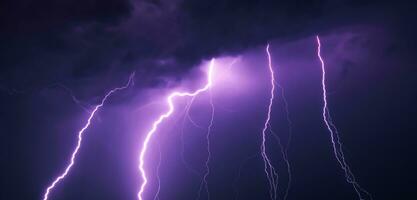 Blitz Sturm im das Himmel glühend Blitz Hintergrund Gewitter Wolken 3d Illustration foto