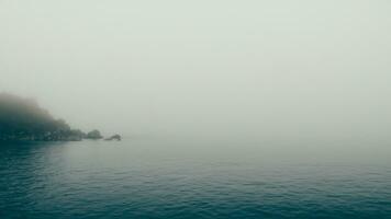 das Meer Hügel und Sand sind bedeckt mit Nebel und sprühen unheimlich Geheimnis Ozean und Berge Tourist Attraktion 3d Illustration foto