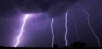 Blitz Sturm im das Himmel glühend Blitz Hintergrund Gewitter Wolken 3d Illustration foto