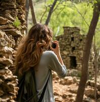 jung Frau nehmen Bilder im das Wald, Fernweh Reise Lager Bilder, Reise Lager Fotos Fernweh