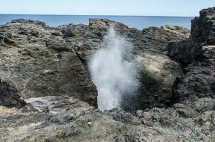 das Atemloch ist Haupt Tourist Attraktion. unter sicher Meer Bedingungen, das Atemloch können sprühen Wasser oben zu 25 Meter beim Kiama, Neu Süd Wales, Australien. foto