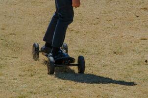 Longboarden Berg Schlittschuh bergab mit Bewegung, Abenteuer Sport oder extrem Sport sind Aktivitäten wahrgenommen wie miteinbeziehen ein hoch Grad von Risiko. foto