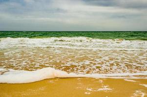 Natur Meer Himmel Sand. Sandstrand. Schaum des Meeres. Meer Textur. Sommerurlaub Meer Konzept. foto