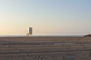 heiter Morgen Strand Aussicht mit Rettungsschwimmer Stand im tossa de beschädigen foto