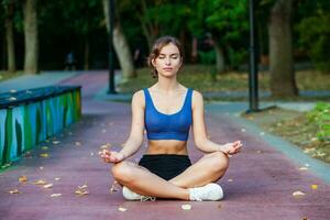 sportlich jung Frau im Sportbekleidung Joggen im das Park. Fitness und gesund Lebensstil. Porträt von ein schön jung Frau im Sportbekleidung draußen. Sport Fitness Modell- im Park. foto