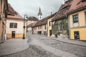 mittelalterlich Straße mit historisch Gebäude im das Herz von Rumänien. sibiu das östlichen europäisch Zitadelle Stadt. Reise im Europa foto