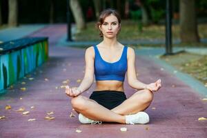 sportlich jung Frau im Sportbekleidung Joggen im das Park. Fitness und gesund Lebensstil. Porträt von ein schön jung Frau im Sportbekleidung draußen. Sport Fitness Modell- im Park. foto