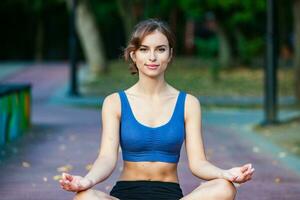 sportlich jung Frau im Sportbekleidung Joggen im das Park. Fitness und gesund Lebensstil. Porträt von ein schön jung Frau im Sportbekleidung draußen. Sport Fitness Modell- im Park. foto