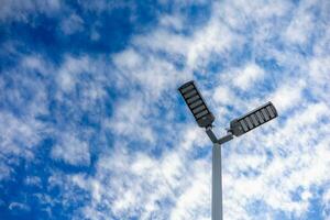 LED Straße Lampe Gesendet auf Himmel Hintergrund foto