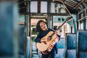 Mann spielt Gitarre Rock so aufgeregt Musikunterhaltung, Mann spielt Gitarre im Zug foto