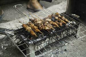 oben Aussicht von stillen oder satay, traditionell Essen von Indonesien ist Sein gegrillt auf feurig Holzkohle. foto