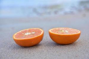 orange ist auf strand meerblick hintergrund, sommerferienkonzept foto