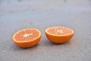 Orangenscheibe auf Sand am Strand Meer foto