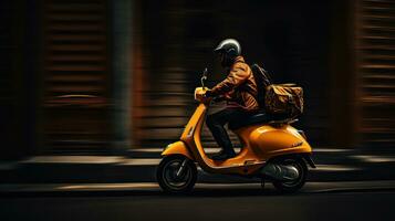 ein Arbeiter Reiten ein Moped mit Taschen. foto