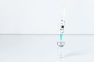 Spritzennadel in Durchstechflasche, Coronavirus-Impfstoff, Injektionsfläschchendosis. Prävention, medizinisches Konzept, Covid-19-Impfung. foto