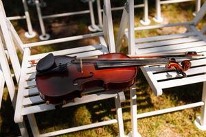 schöne Geige auf einem weißen Stuhl. selektiver Fokus. foto