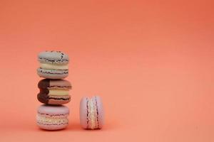 süße und bunte französische Makronen oder Macarons auf rosa Hintergrund foto