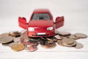 Auto auf Münzen Hintergrund Autokredit, Finanzen, Geld sparen, Versicherungs- und Leasingzeitkonzepte. foto