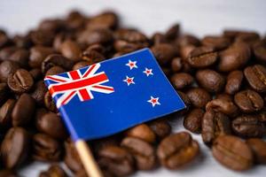 Neuseeland-Flagge auf Kaffeebohnen, Import-Export-Getränke-Food-Konzept. foto