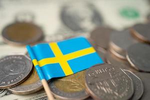 Stapel Münzen mit Schweden-Flagge auf weißem Hintergrund. foto