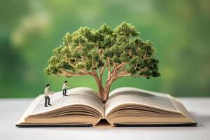 Miniatur Menschen Mann und Frau lesen Buch mit Baum auf Buch ai generativ foto