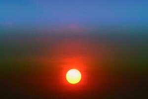Licht lila Orange Gelb rot Silhouette Himmel im Sonnenuntergang zurück auf Wolke foto