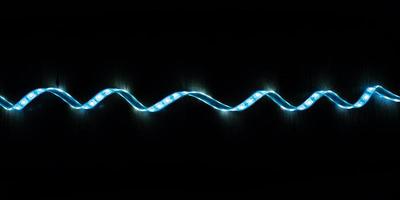 LED-Streifen mit kaltem blauem Licht auf schwarzem Hintergrund foto