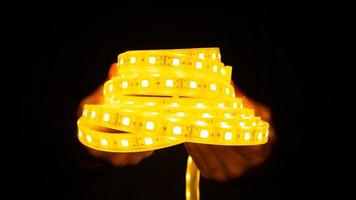 eine Rolle leuchtender LED-Streifen im Dunkeln