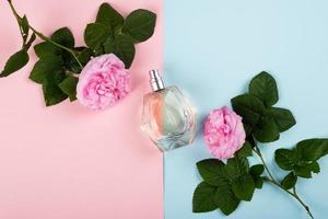 Parfüm mit Rosenduft, trendiger leckerer Frauengeruch flach liegend