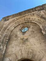 historisch Kirche alt Kathedrale Reise Gebäude Stein Mauer und Design foto